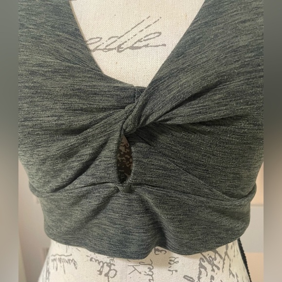 🍂 Green Twist Detail Sports Bra by Victoria's Secret - Picture 4 of 9
